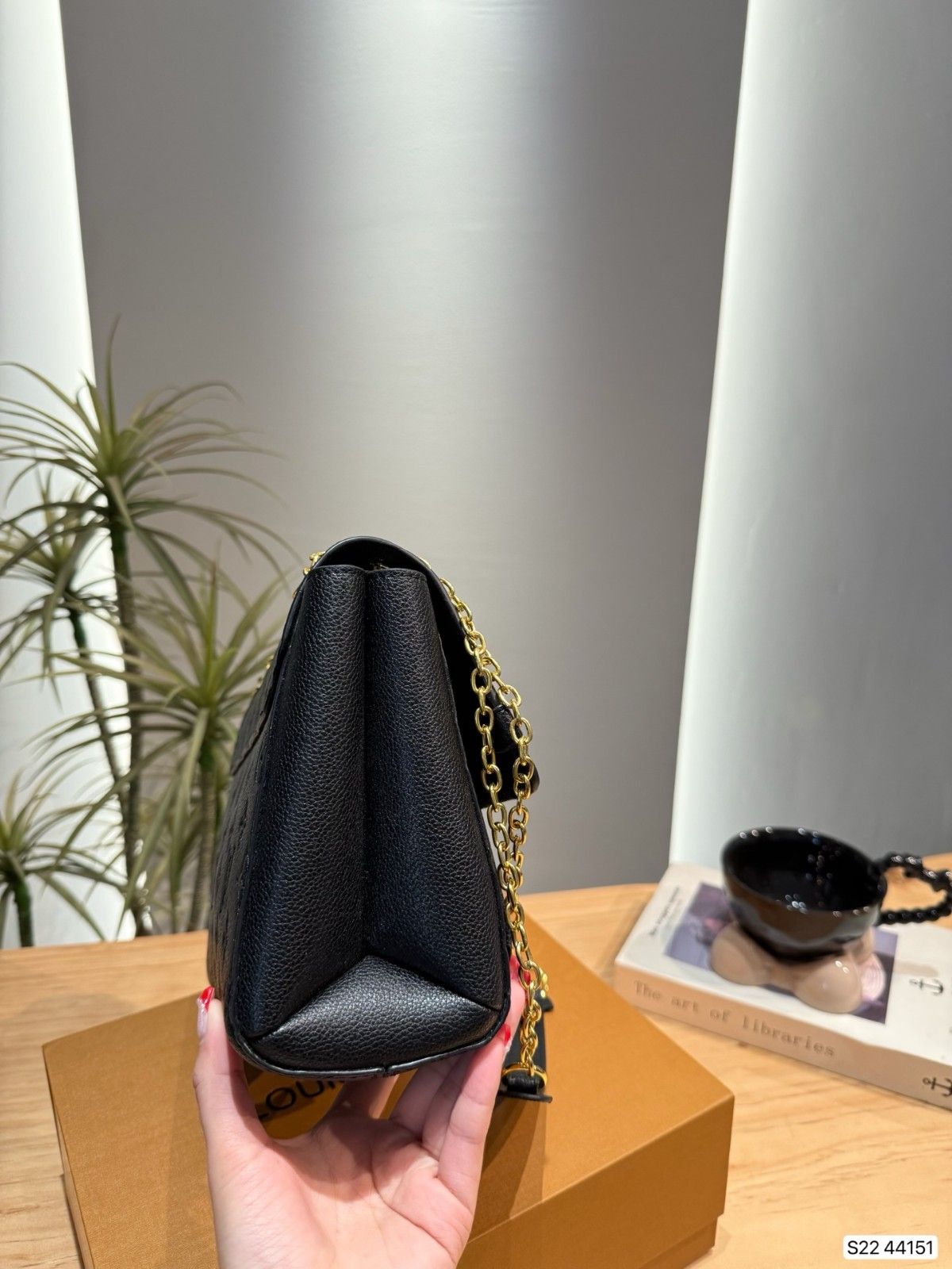 ルイヴィトン チェーンバッグ エンボス加工 オシャレ A31769