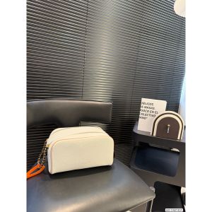 ルイヴィトン 化粧ポーチ ダブルジッパー エンボス加工 高品質 A31753