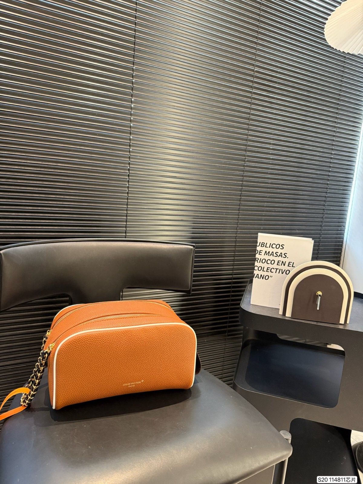 ルイヴィトン 化粧ポーチ ダブルジッパー エンボス加工 高品質 A31753