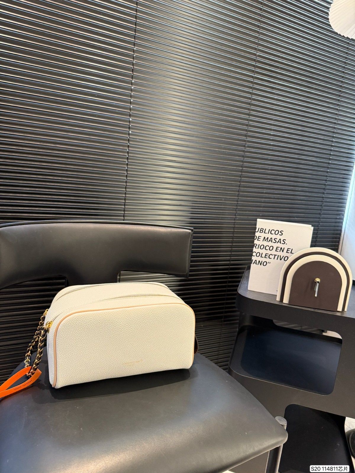 ルイヴィトン 化粧ポーチ ダブルジッパー エンボス加工 高品質 A31753