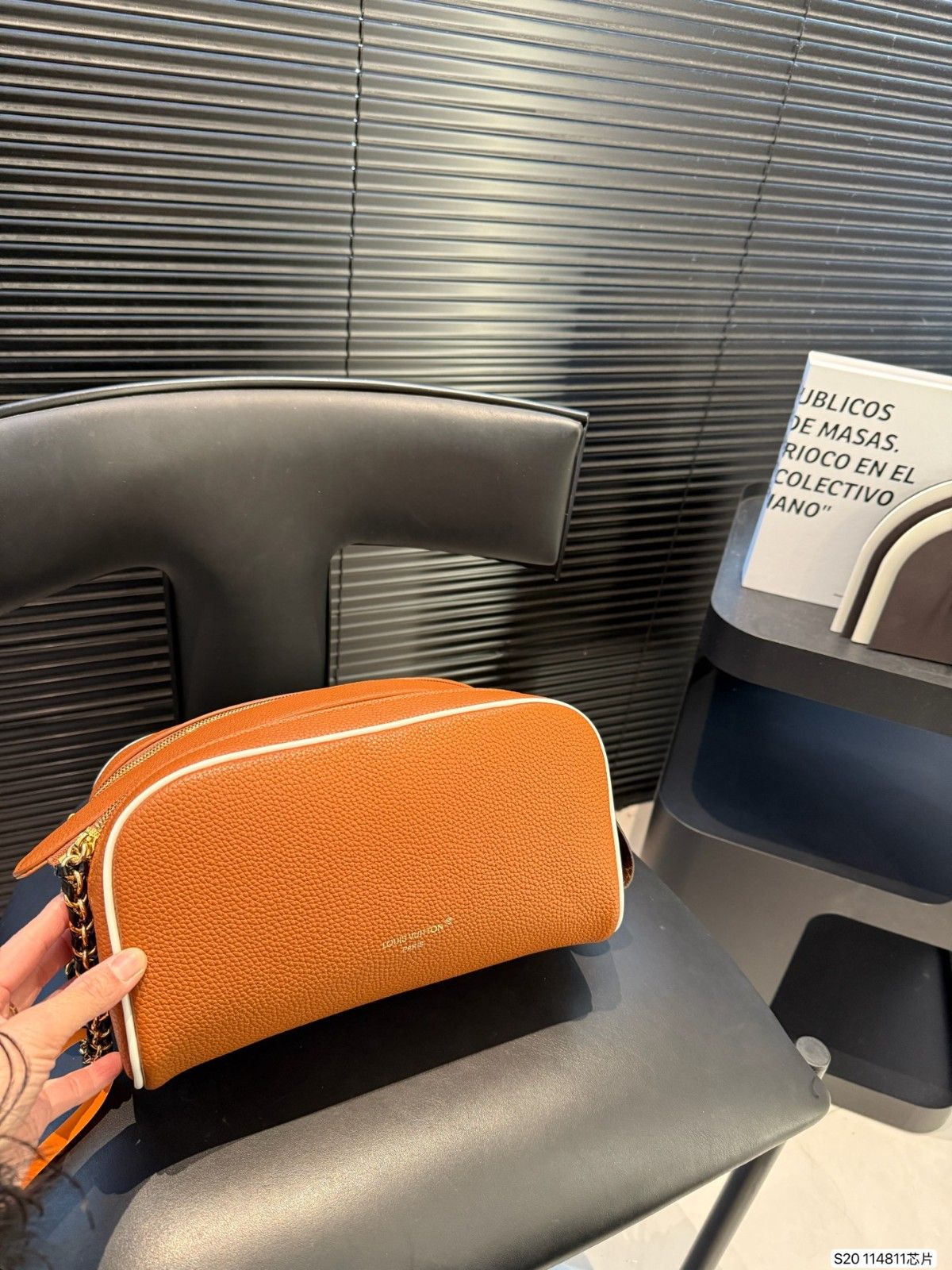 ルイヴィトン 化粧ポーチ ダブルジッパー エンボス加工 高品質 A31753