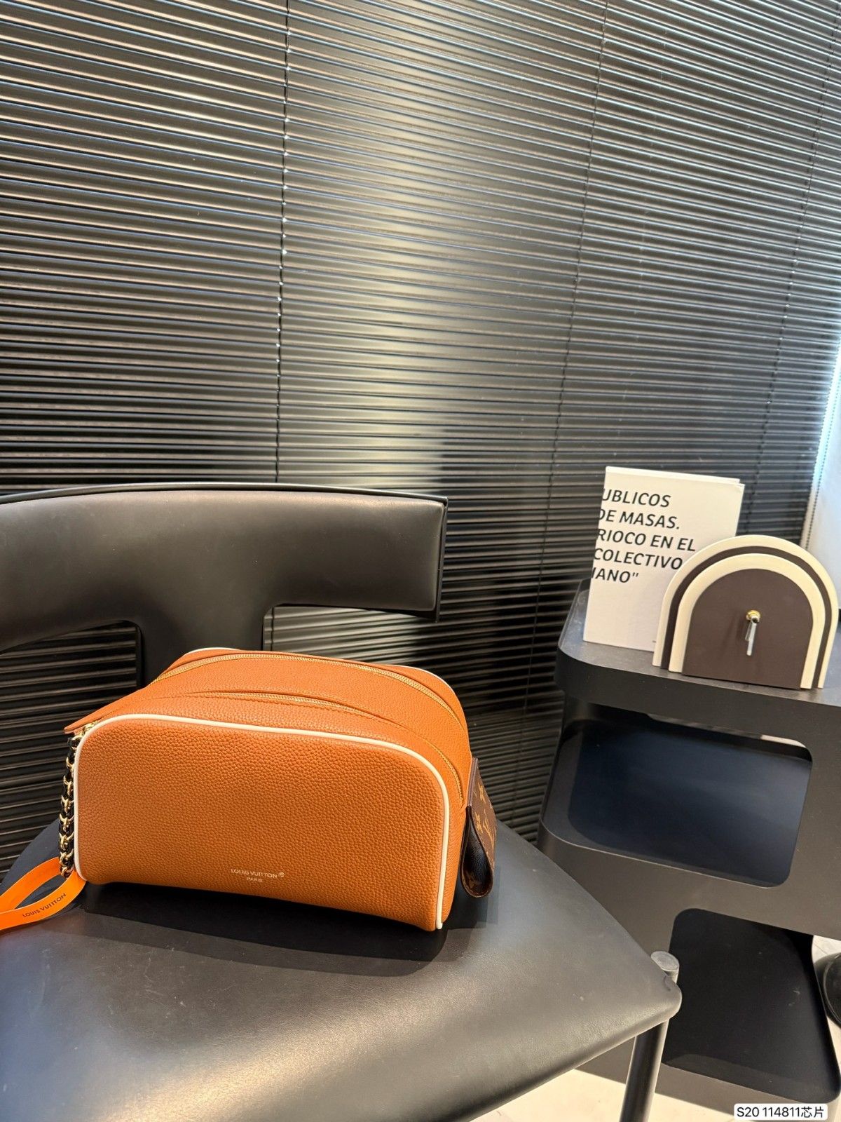 ルイヴィトン 化粧ポーチ ダブルジッパー エンボス加工 高品質 A31753