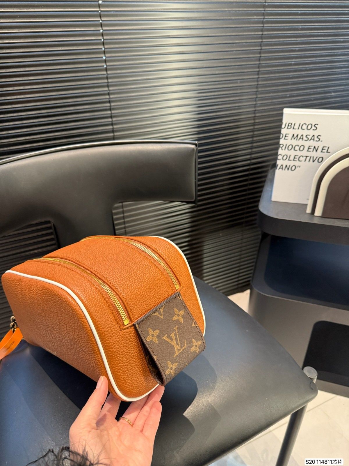 ルイヴィトン 化粧ポーチ ダブルジッパー エンボス加工 高品質 A31753