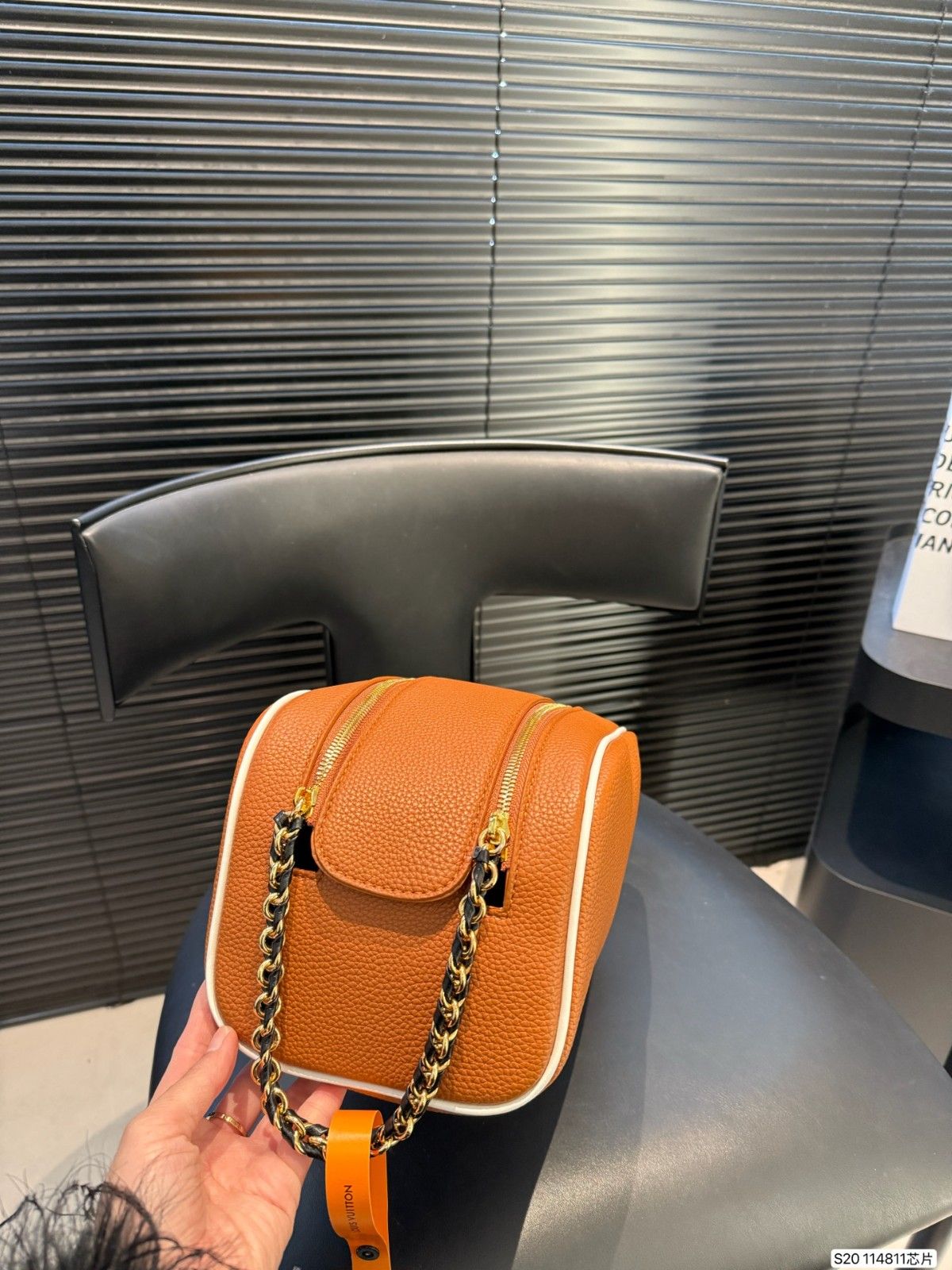 ルイヴィトン 化粧ポーチ ダブルジッパー エンボス加工 高品質 A31753