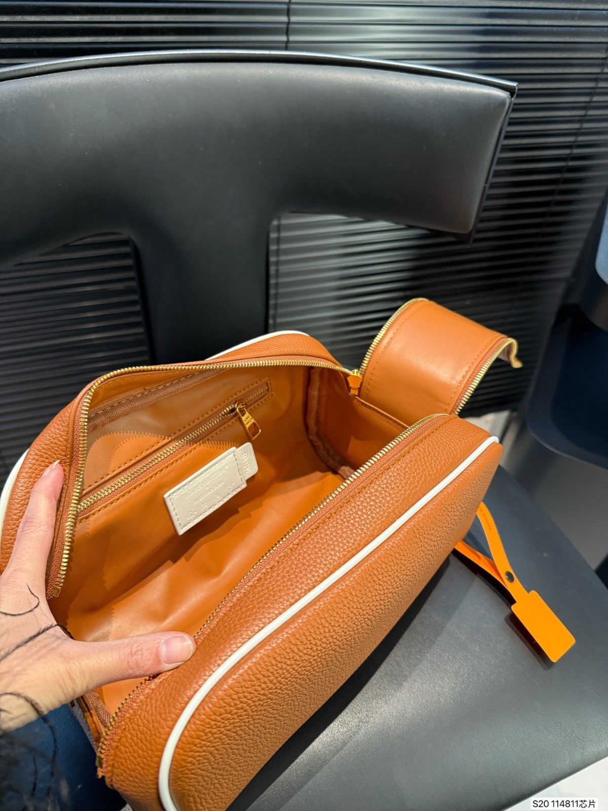 ルイヴィトン 化粧ポーチ ダブルジッパー エンボス加工 高品質 A31753