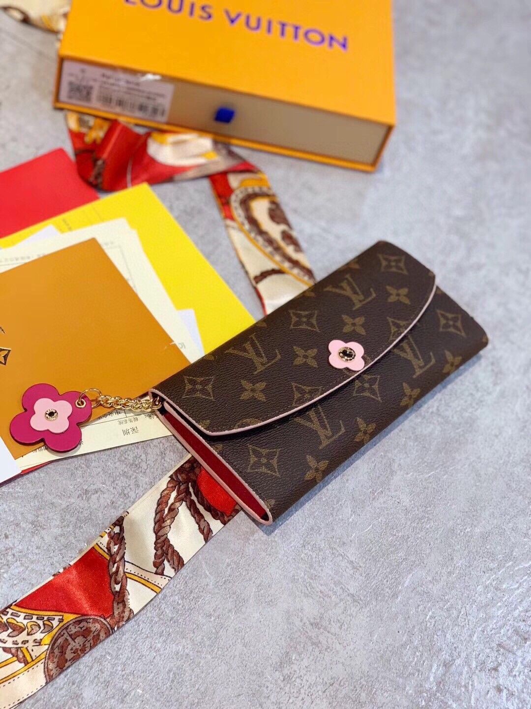 ルイヴィトン EMlLlE 長財布 可愛い A31749