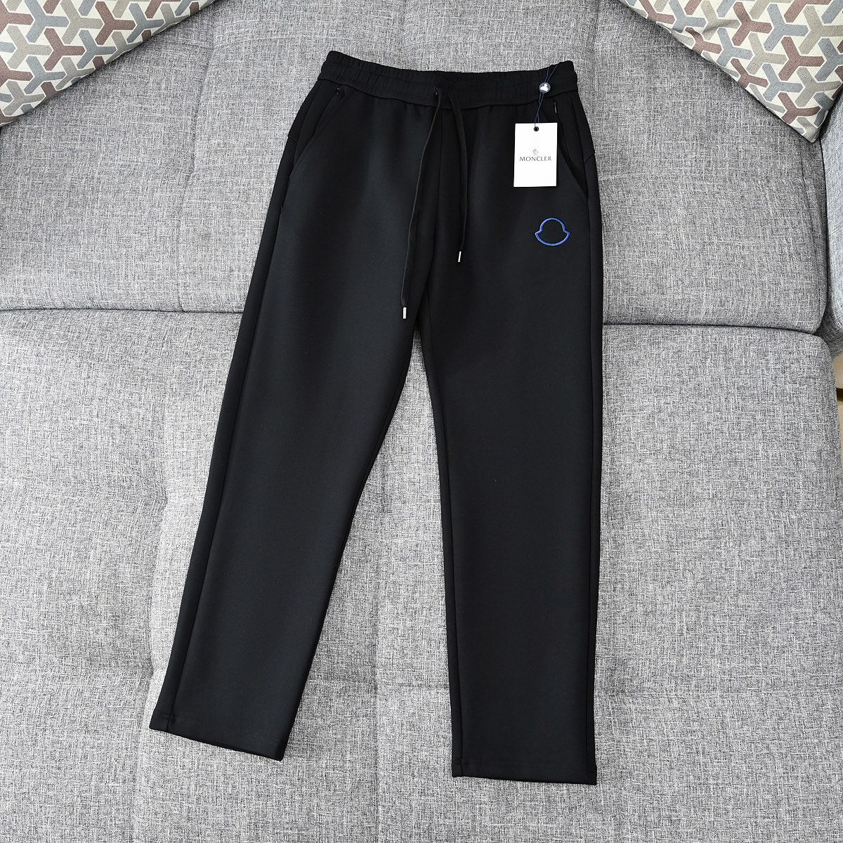 モンクレール メンズ 厚手 刺繍ジャージパンツ スポーツウェア A31758