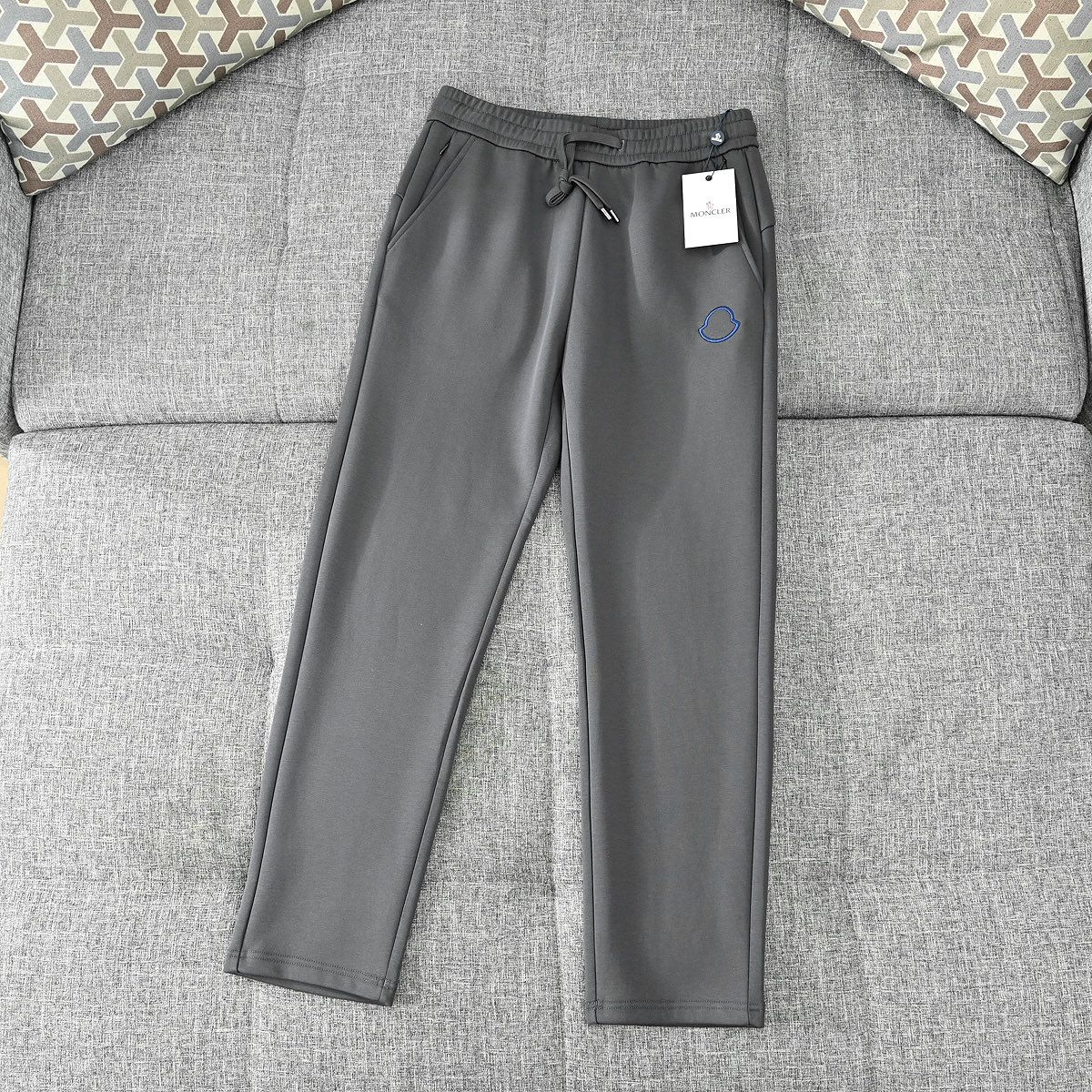 モンクレール メンズ 厚手 刺繍ジャージパンツ スポーツウェア A31758