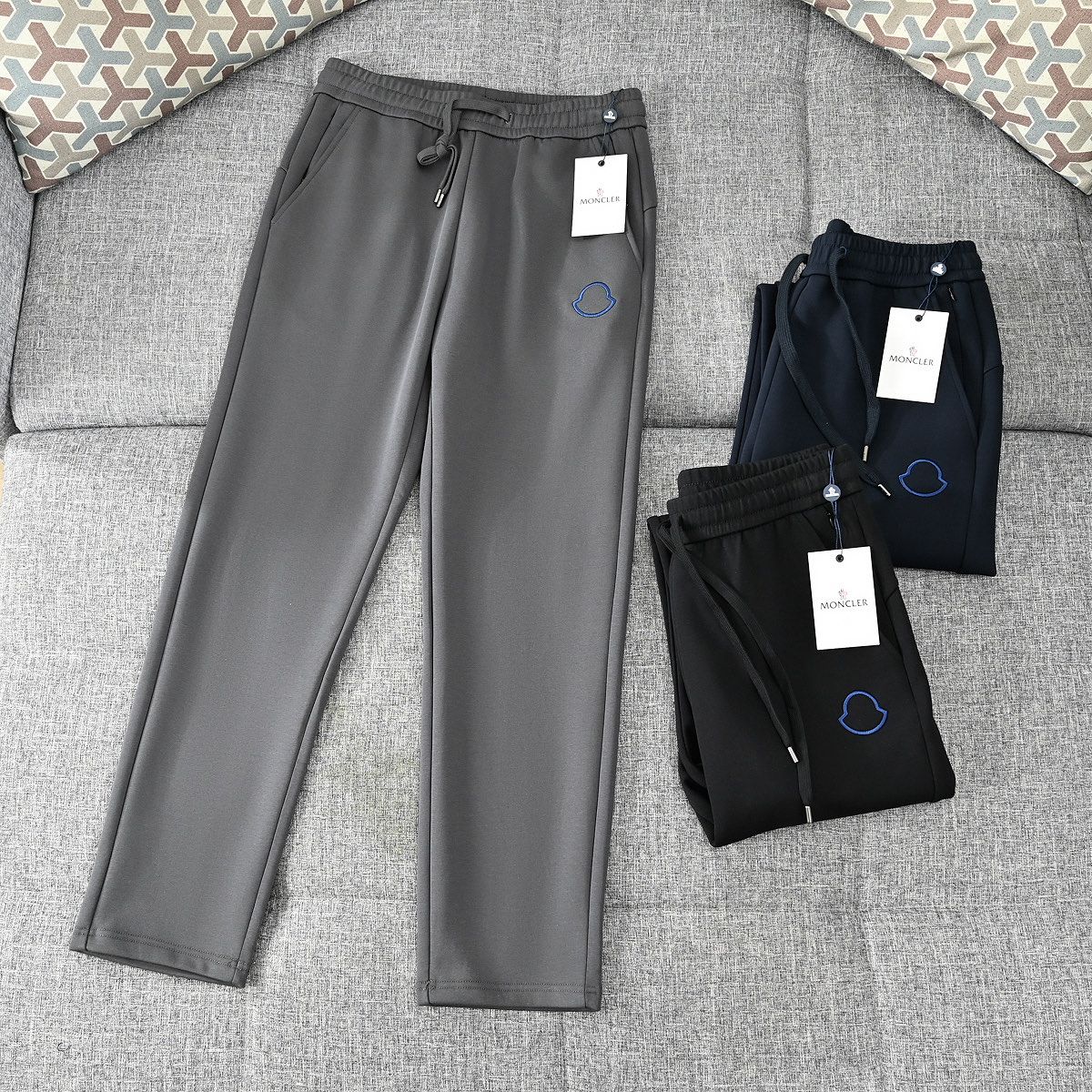 モンクレール メンズ 厚手 刺繍ジャージパンツ スポーツウェア A31758