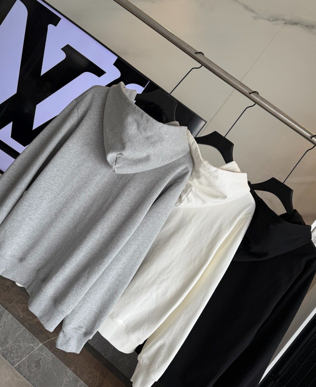 ルイヴィトン パーカー フード付き 刺繍ロゴ A31796