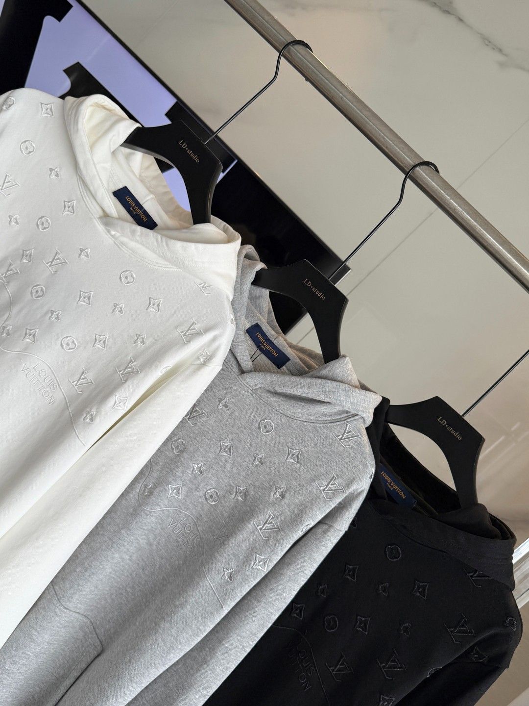 ルイヴィトン パーカー フード付き 刺繍ロゴ A31796