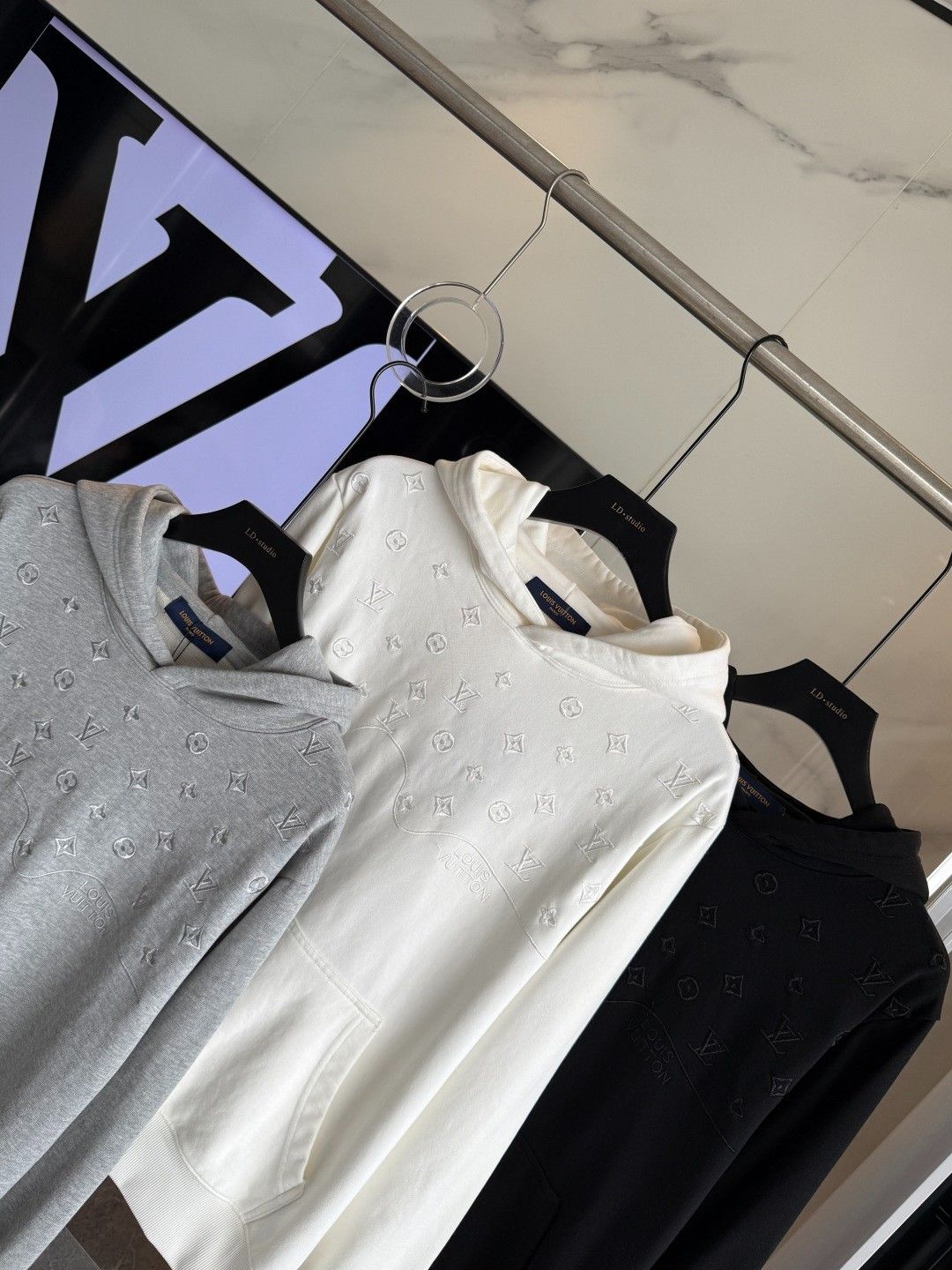 ルイヴィトン パーカー フード付き 刺繍ロゴ A31796