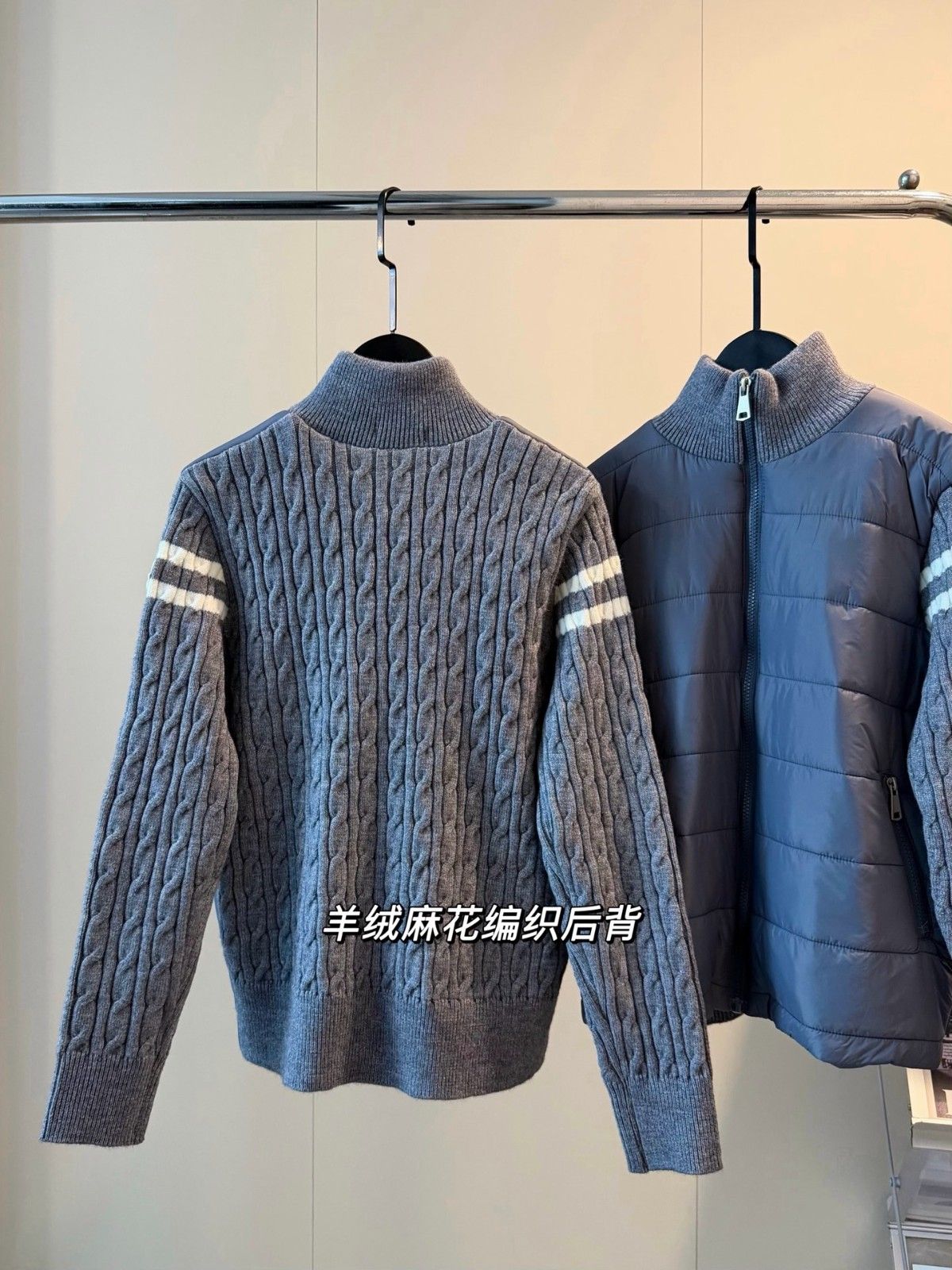 モンクレール パッチワーク袖のストライプニットダウンジャケット A31808