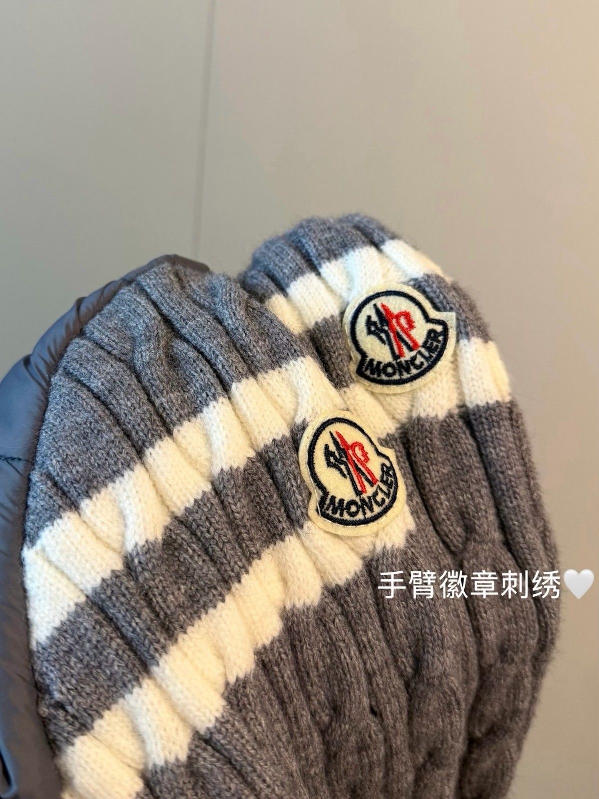 モンクレール パッチワーク袖のストライプニットダウンジャケット A31808