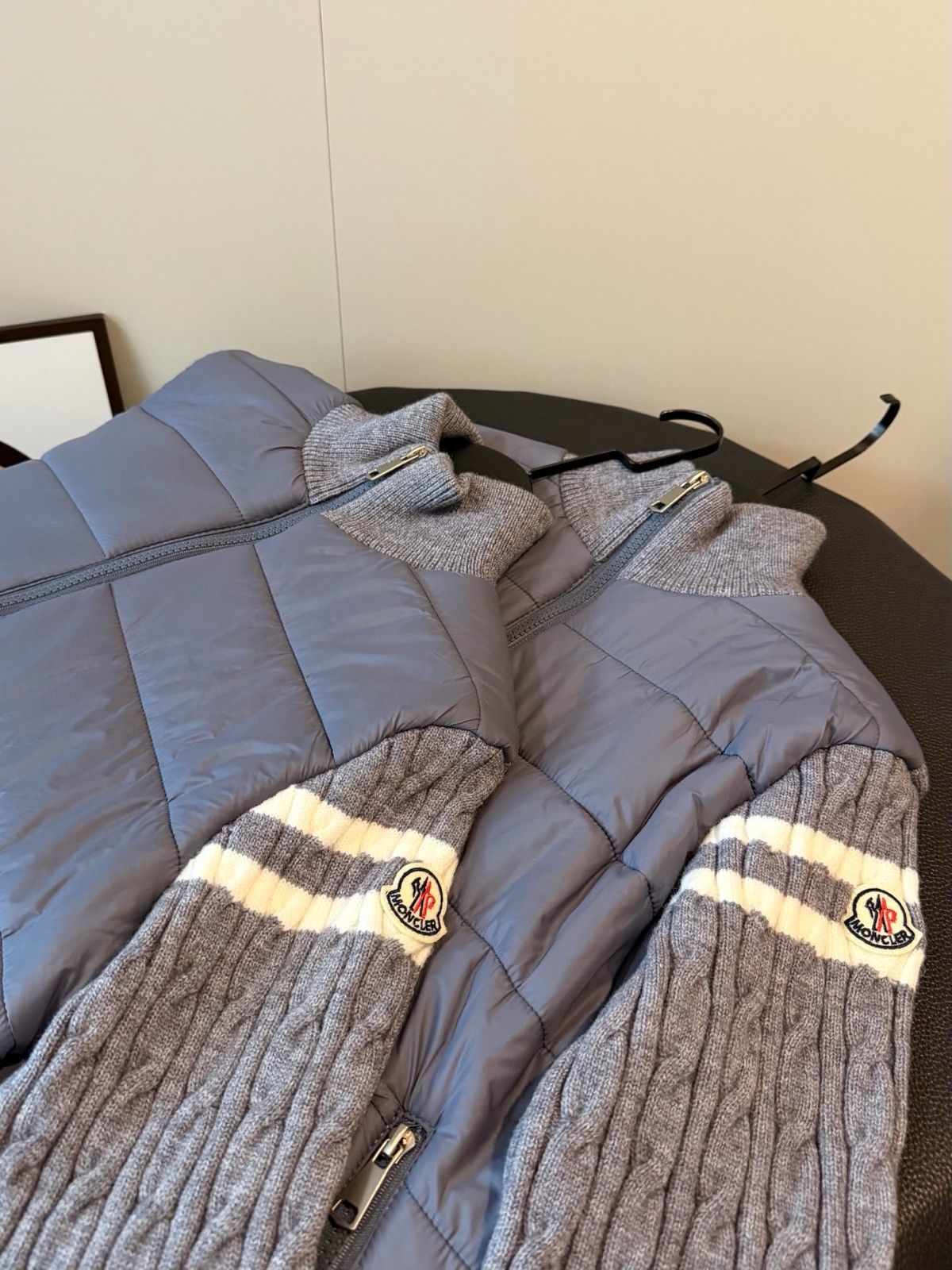 モンクレール パッチワーク袖のストライプニットダウンジャケット A31808