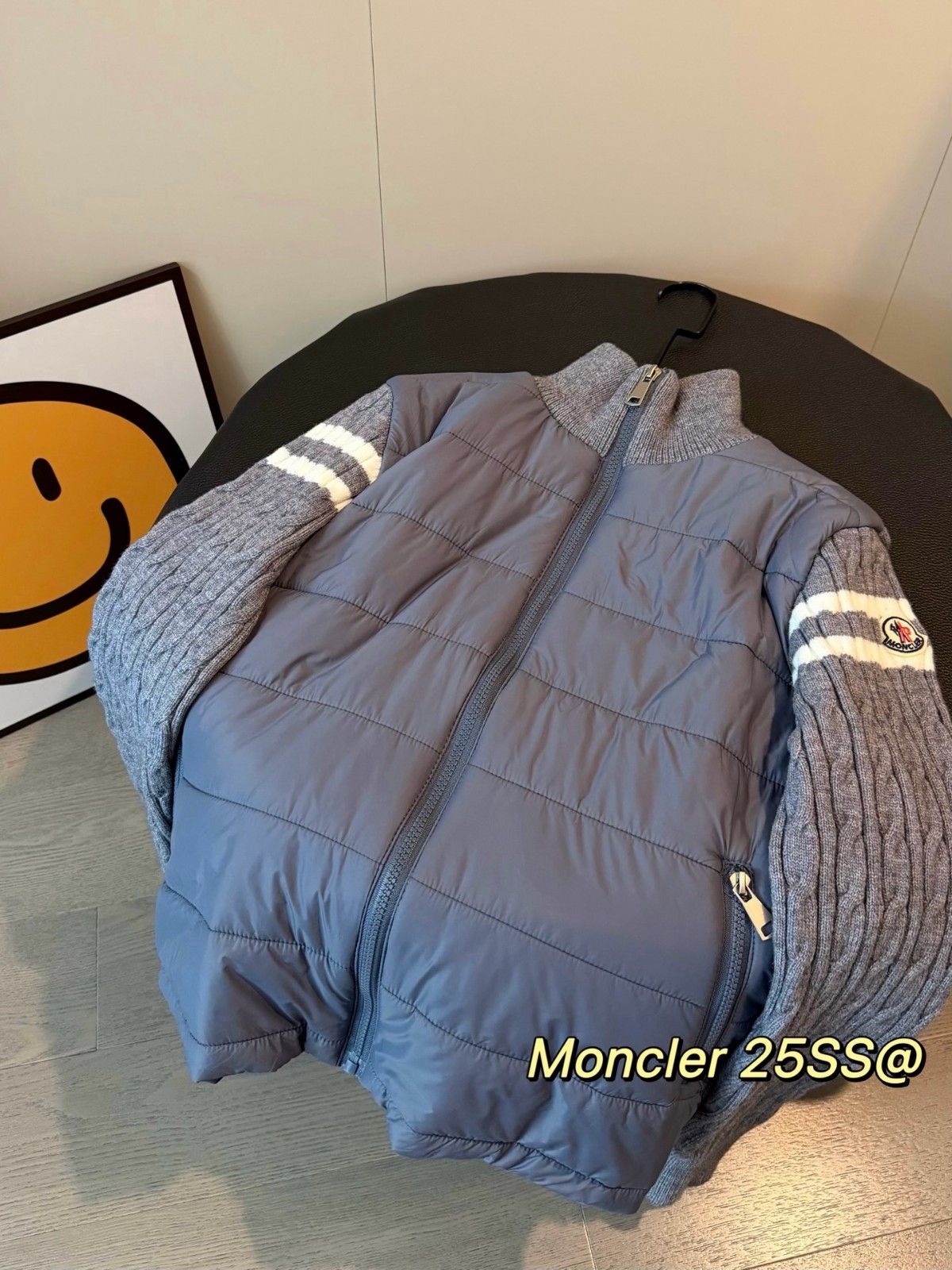 モンクレール パッチワーク袖のストライプニットダウンジャケット A31808