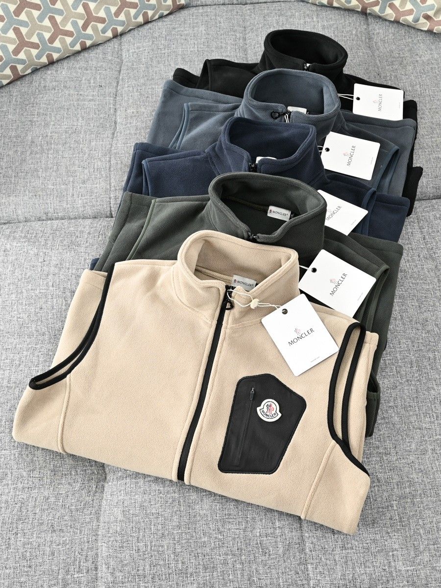 モンクレール ジップアップスタンドカラーのフリースベスト A31805