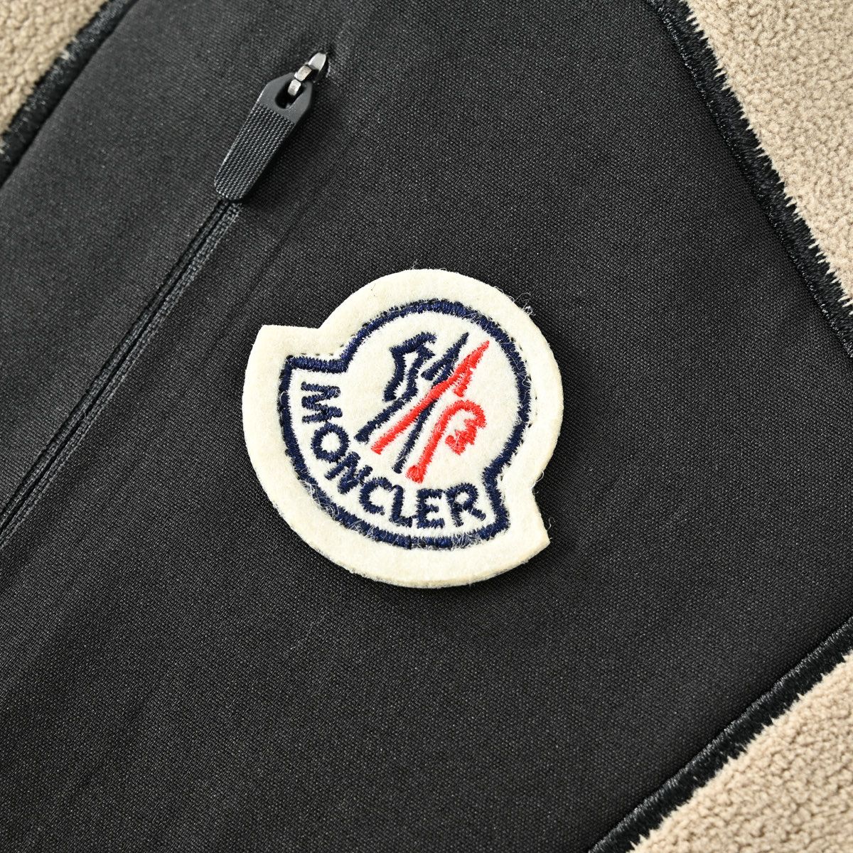 モンクレール ジップアップスタンドカラーのフリースベスト A31805