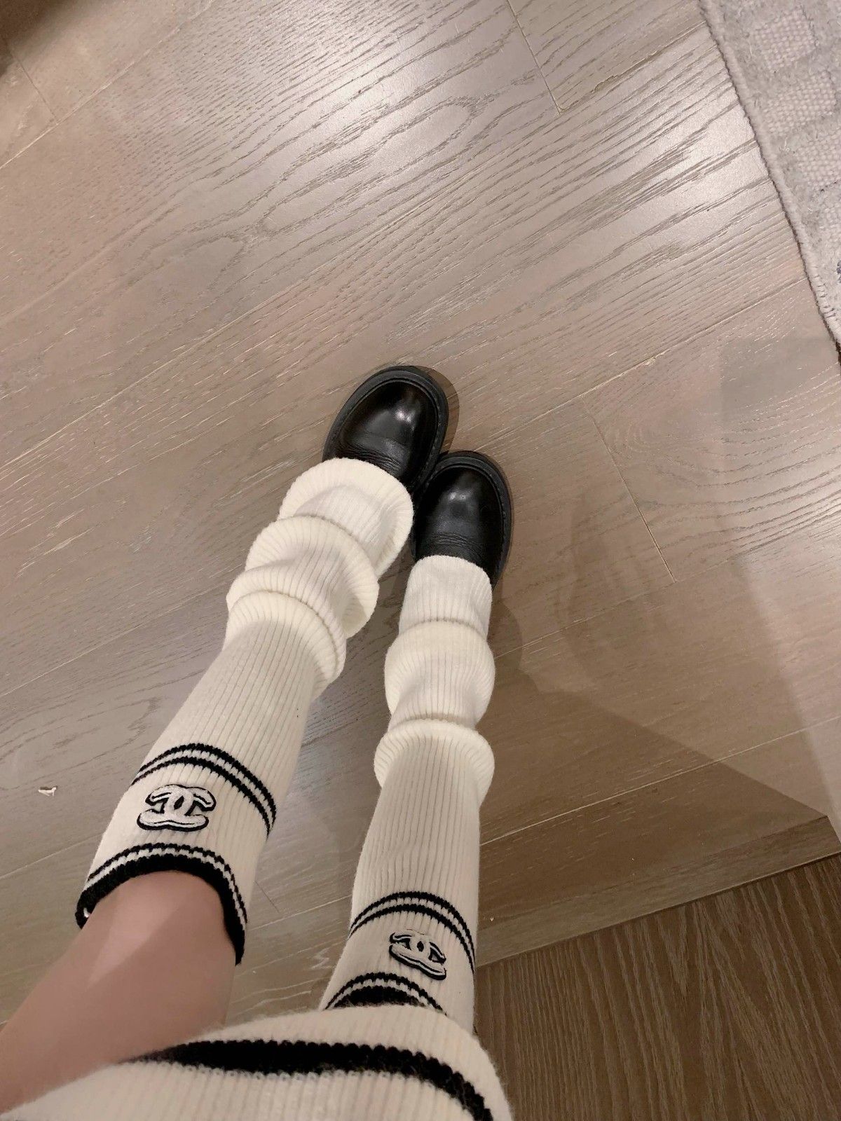 シャネル セーターとループソックスの組み合わせ 可愛い A31876