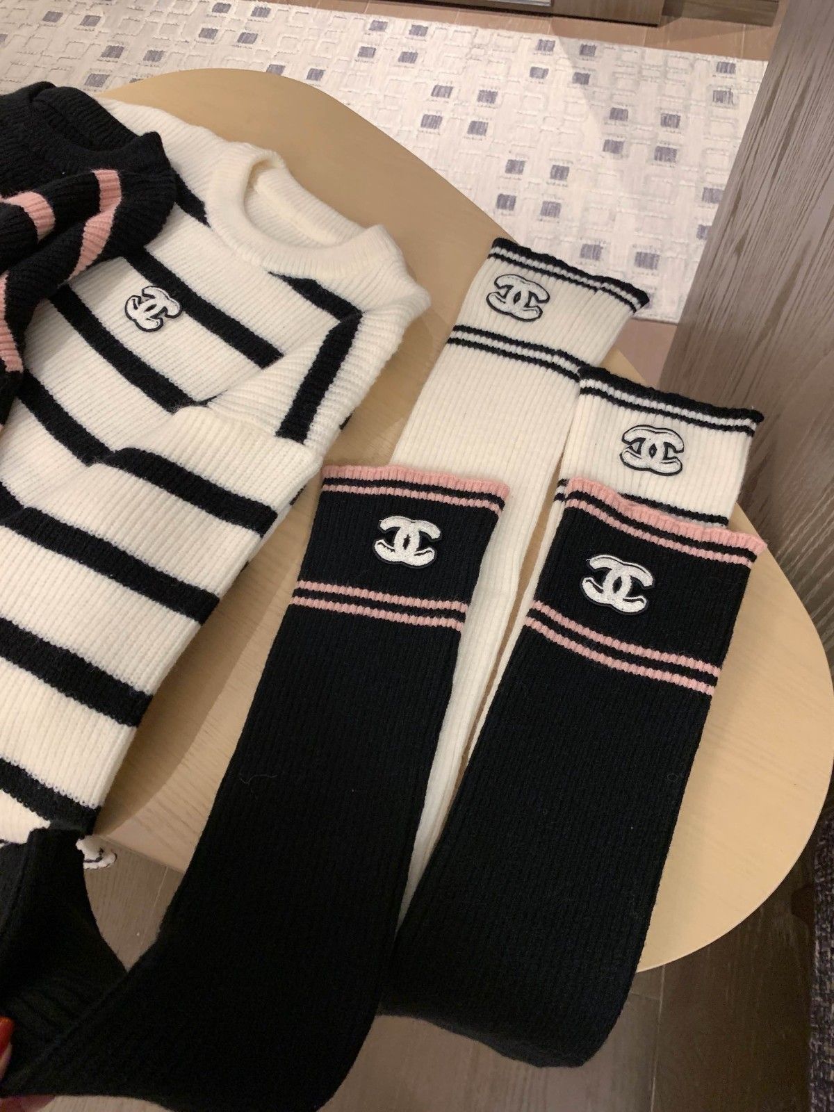 シャネル セーターとループソックスの組み合わせ 可愛い A31876