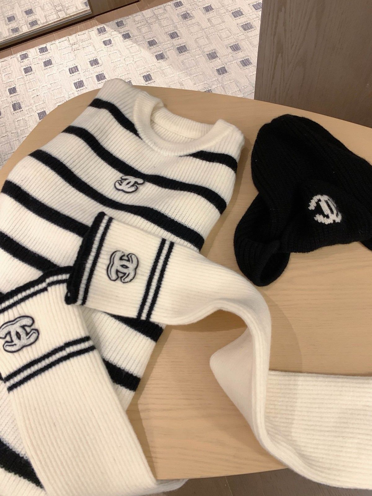 シャネル セーターとループソックスの組み合わせ 可愛い A31876