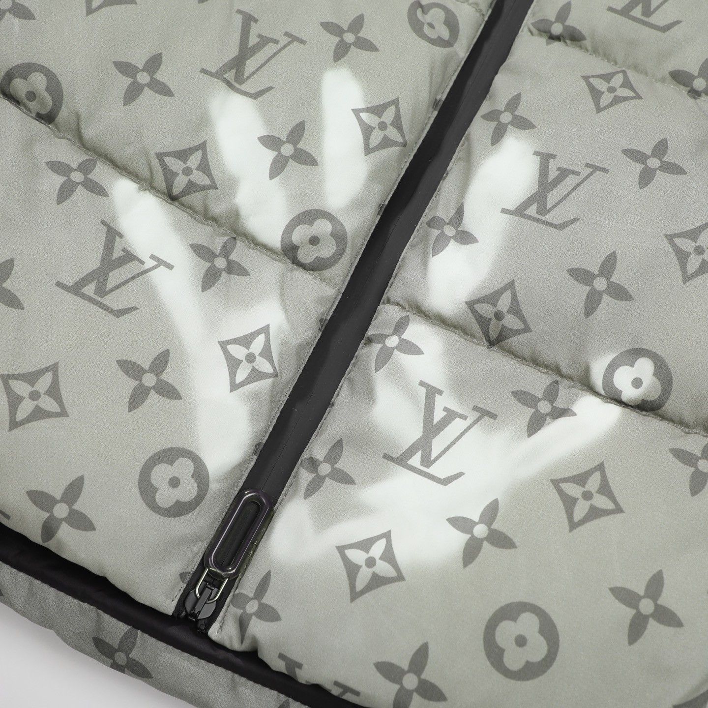 ルイヴィトン 温度で色が変わるハイテクダウンジャケット A31878