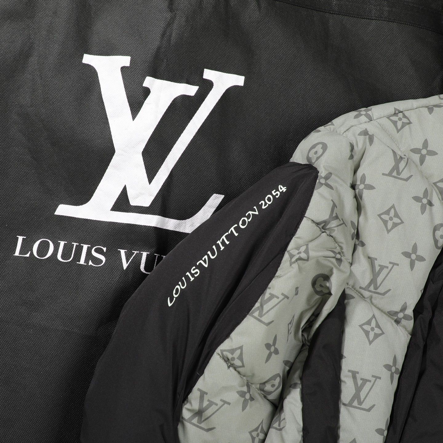 ルイヴィトン 温度で色が変わるハイテクダウンジャケット A31878