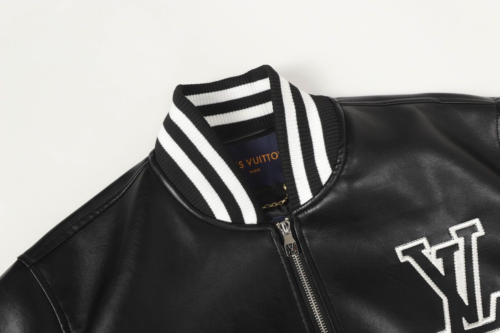 ルイヴィトン スタジャン 男女兼用 カッコイイ A31910