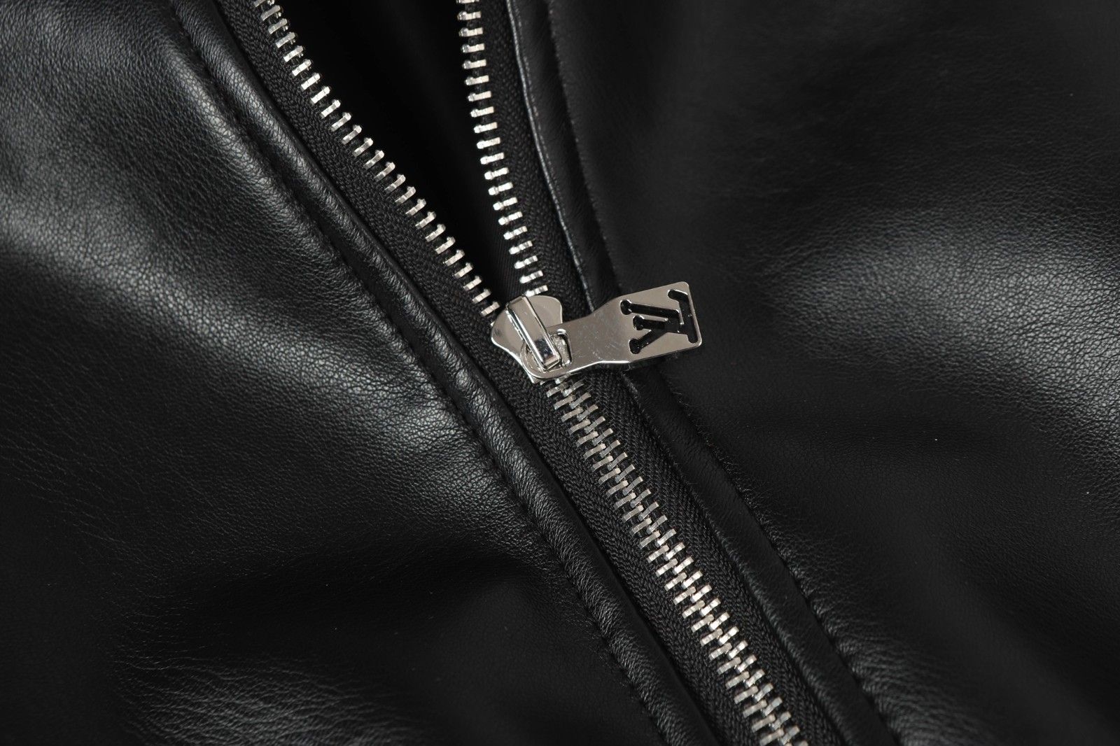 ルイヴィトン スタジャン 男女兼用 カッコイイ A31910