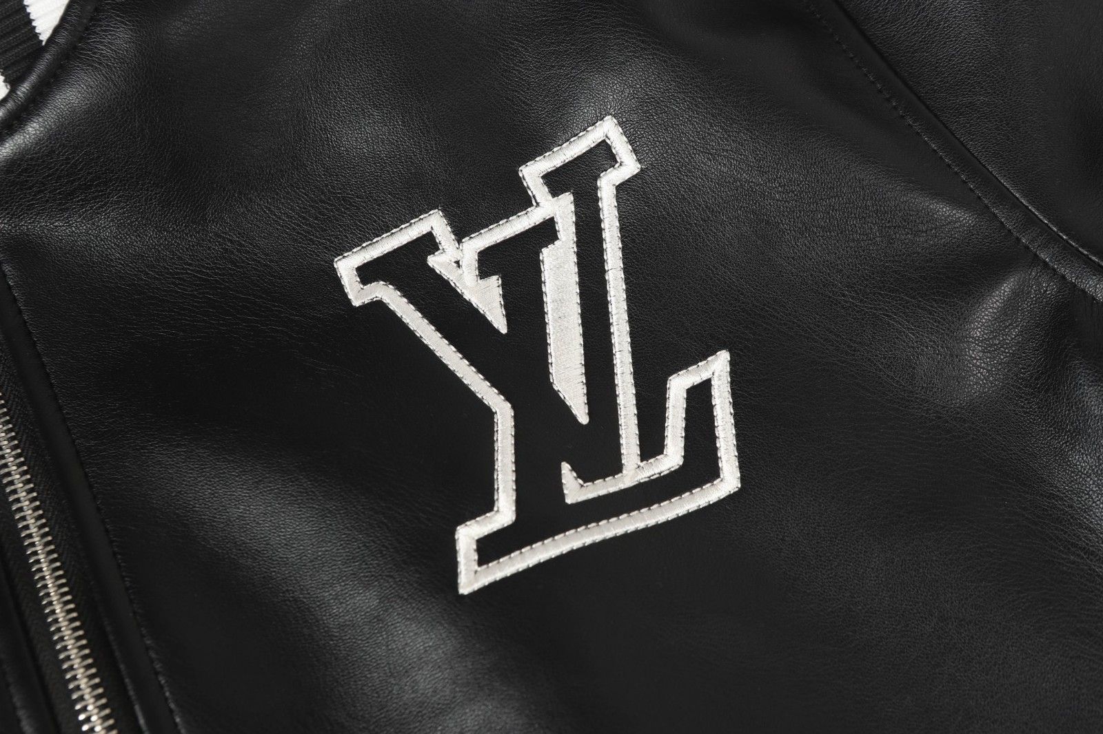 ルイヴィトン スタジャン 男女兼用 カッコイイ A31910