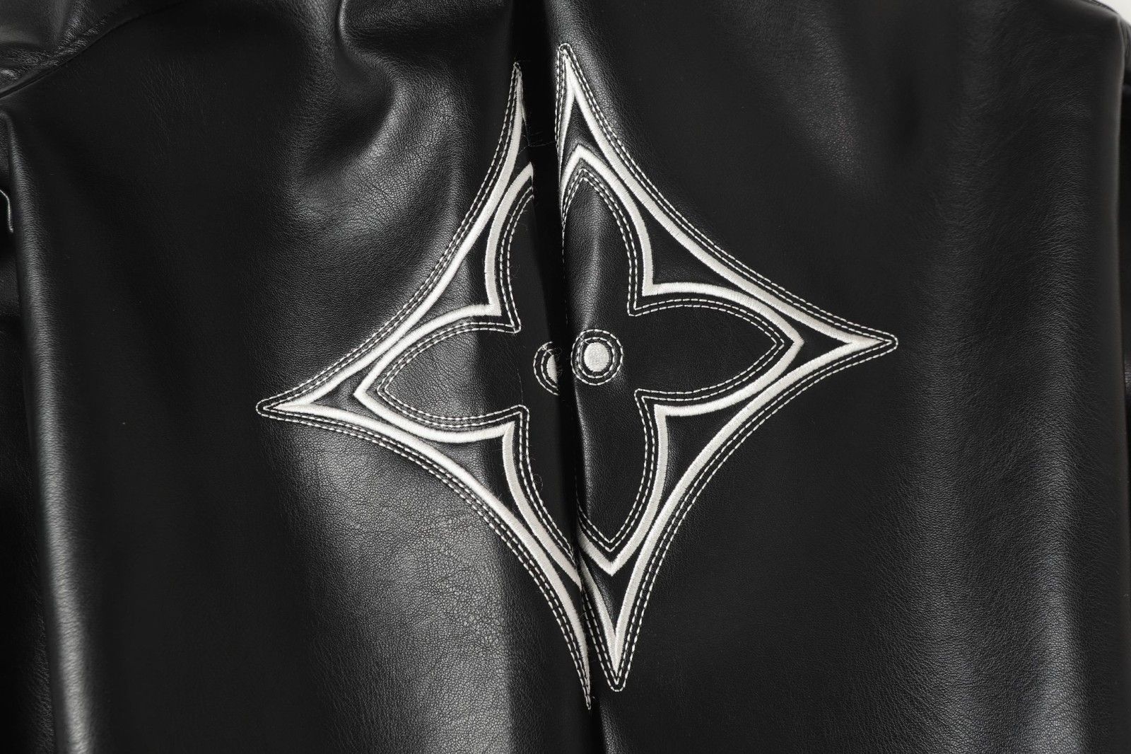 ルイヴィトン スタジャン 男女兼用 カッコイイ A31910