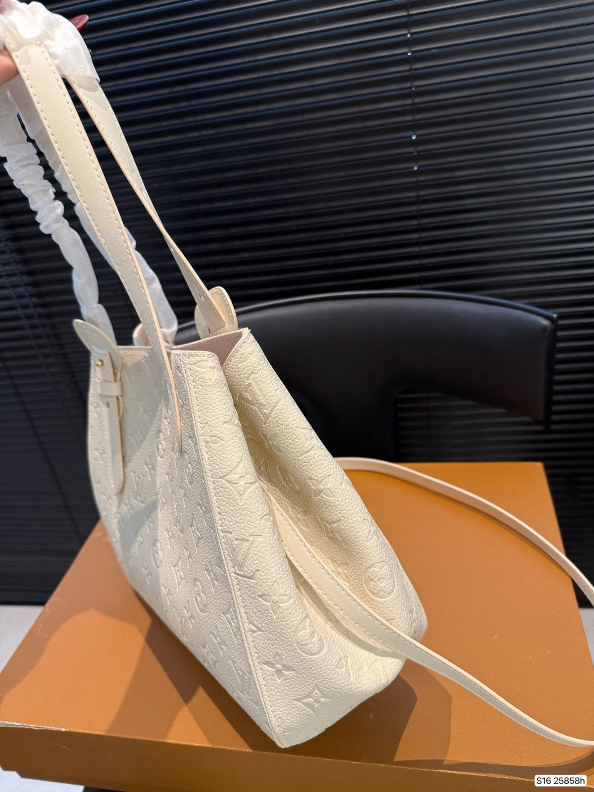 ルイヴィトン all in one ハンドバッグ A31904