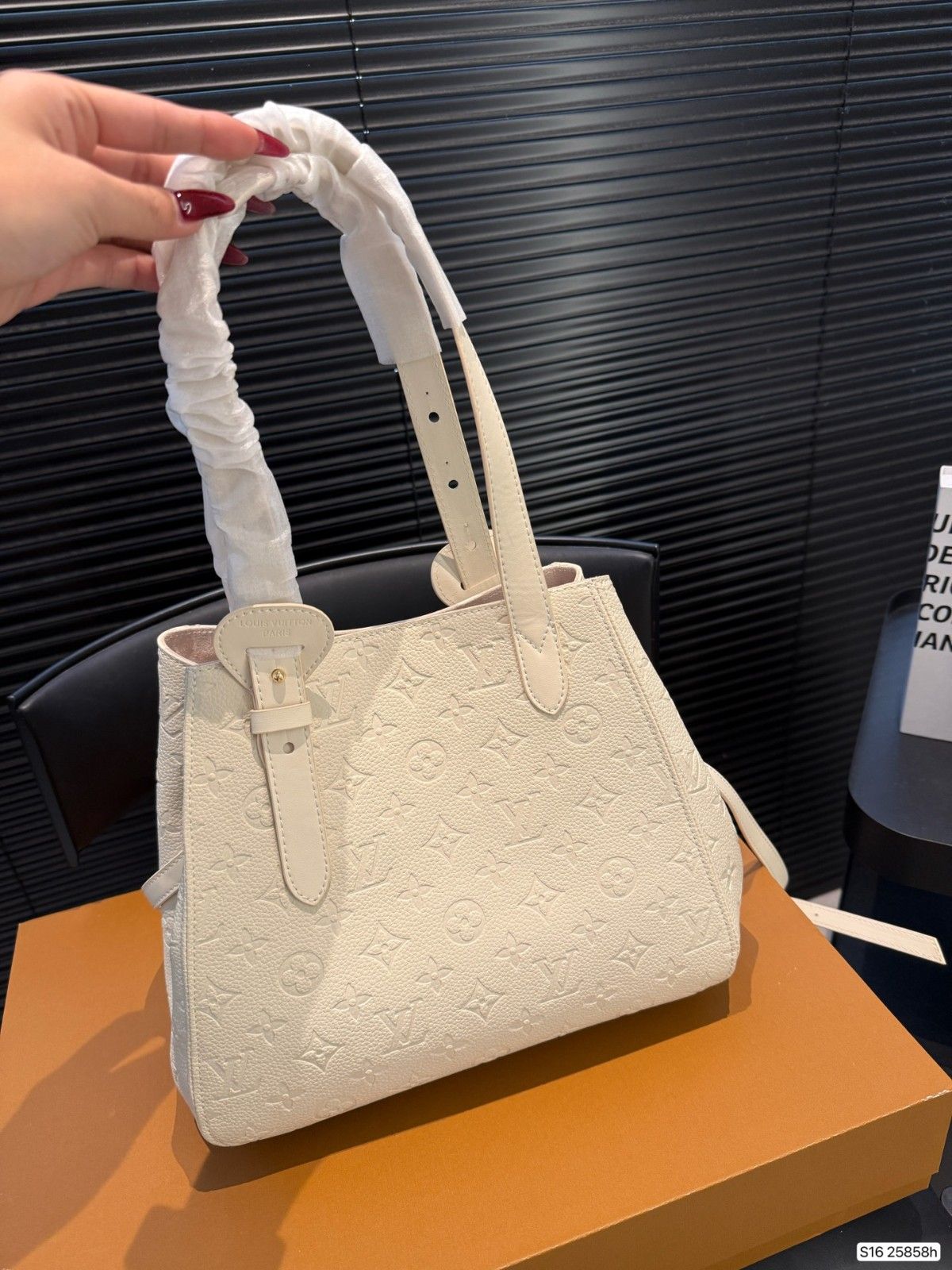 ルイヴィトン all in one ハンドバッグ A31904