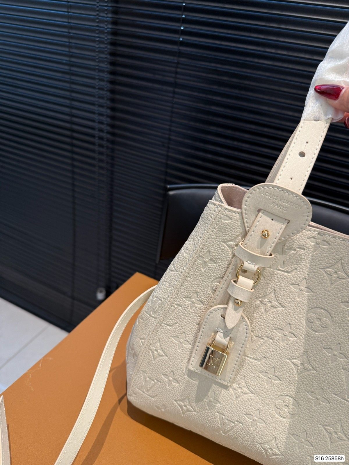 ルイヴィトン all in one ハンドバッグ A31904