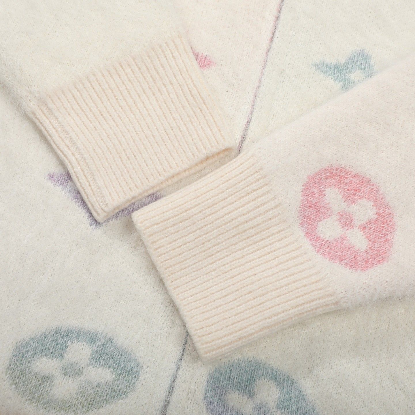 ルイヴィトン ジップ付きフード付きニットアウター A31930