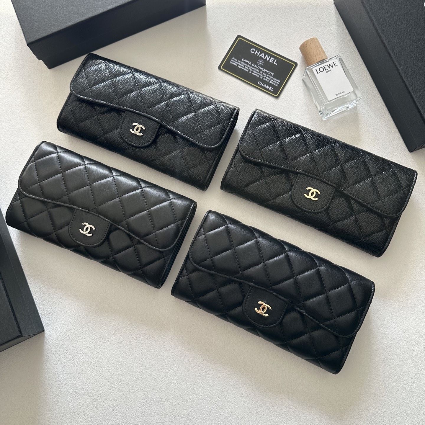 シャネル 長財布 キャビアレザーの二つ折り長財布 A31919