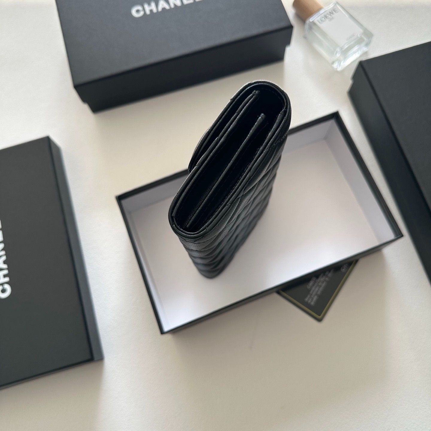 シャネル 長財布 キャビアレザーの二つ折り長財布 A31919