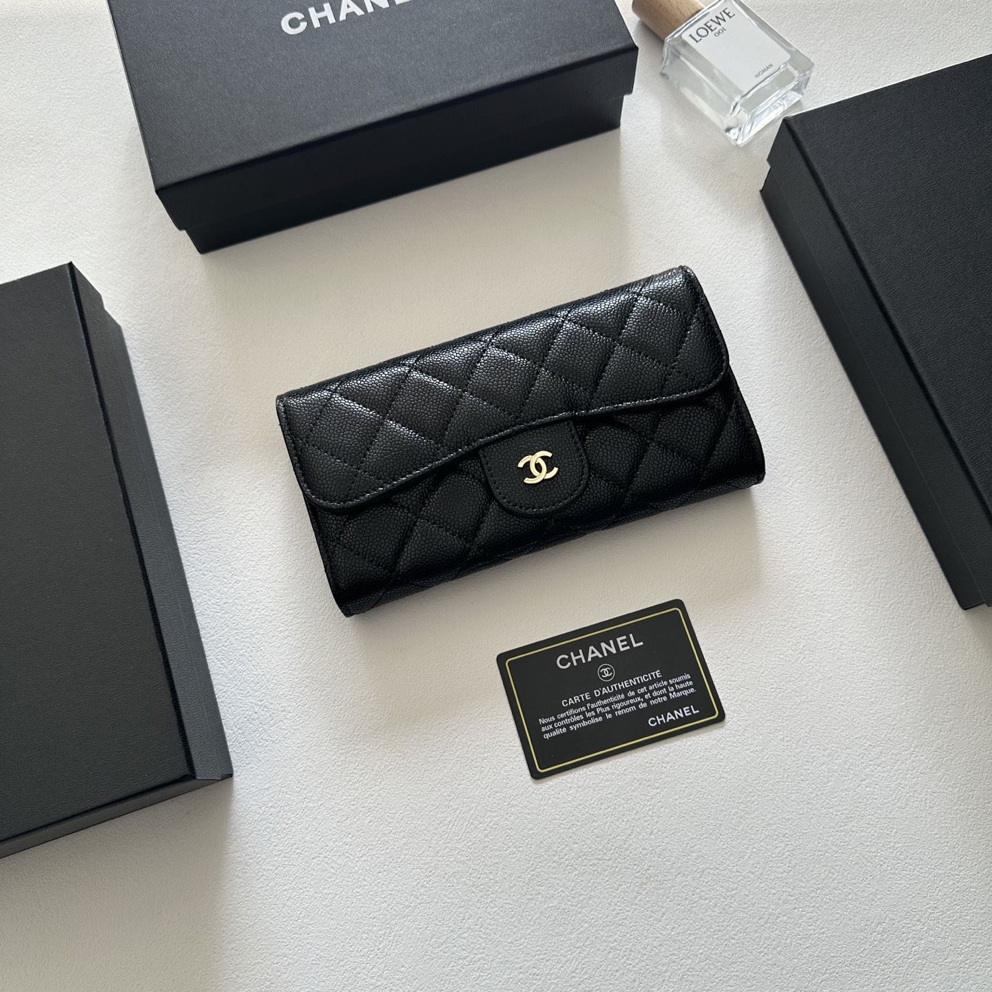 シャネル 長財布 キャビアレザーの二つ折り長財布 A31919