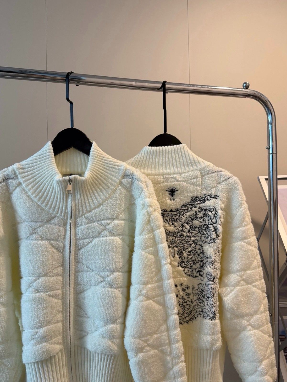 ディオール 刺繍入りニットジップアップセーター A31927