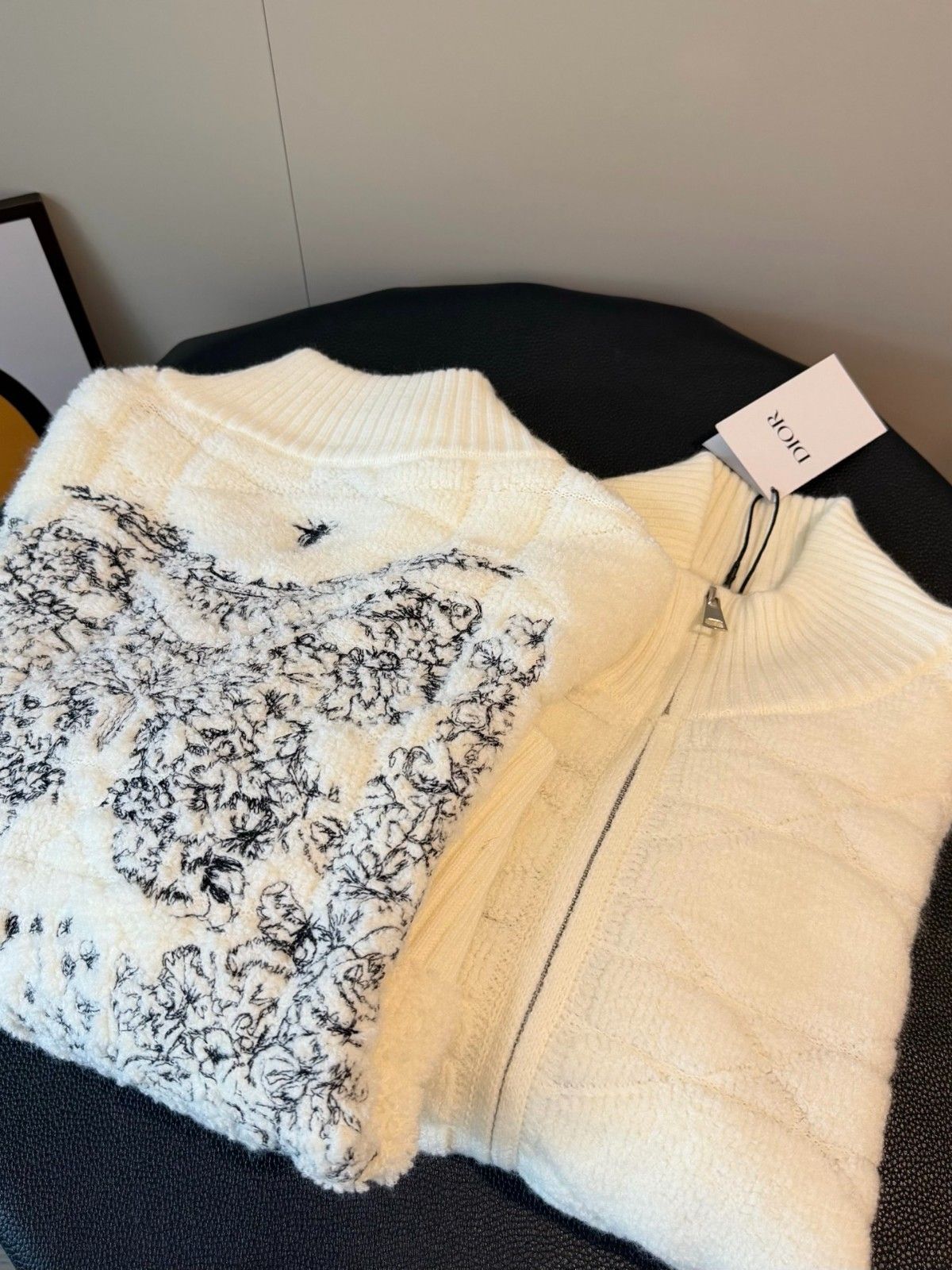 ディオール 刺繍入りニットジップアップセーター A31927