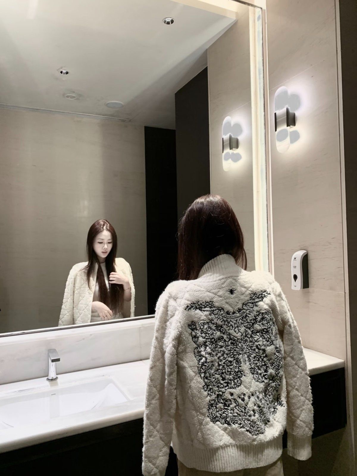 ディオール 刺繍入りニットジップアップセーター A31927