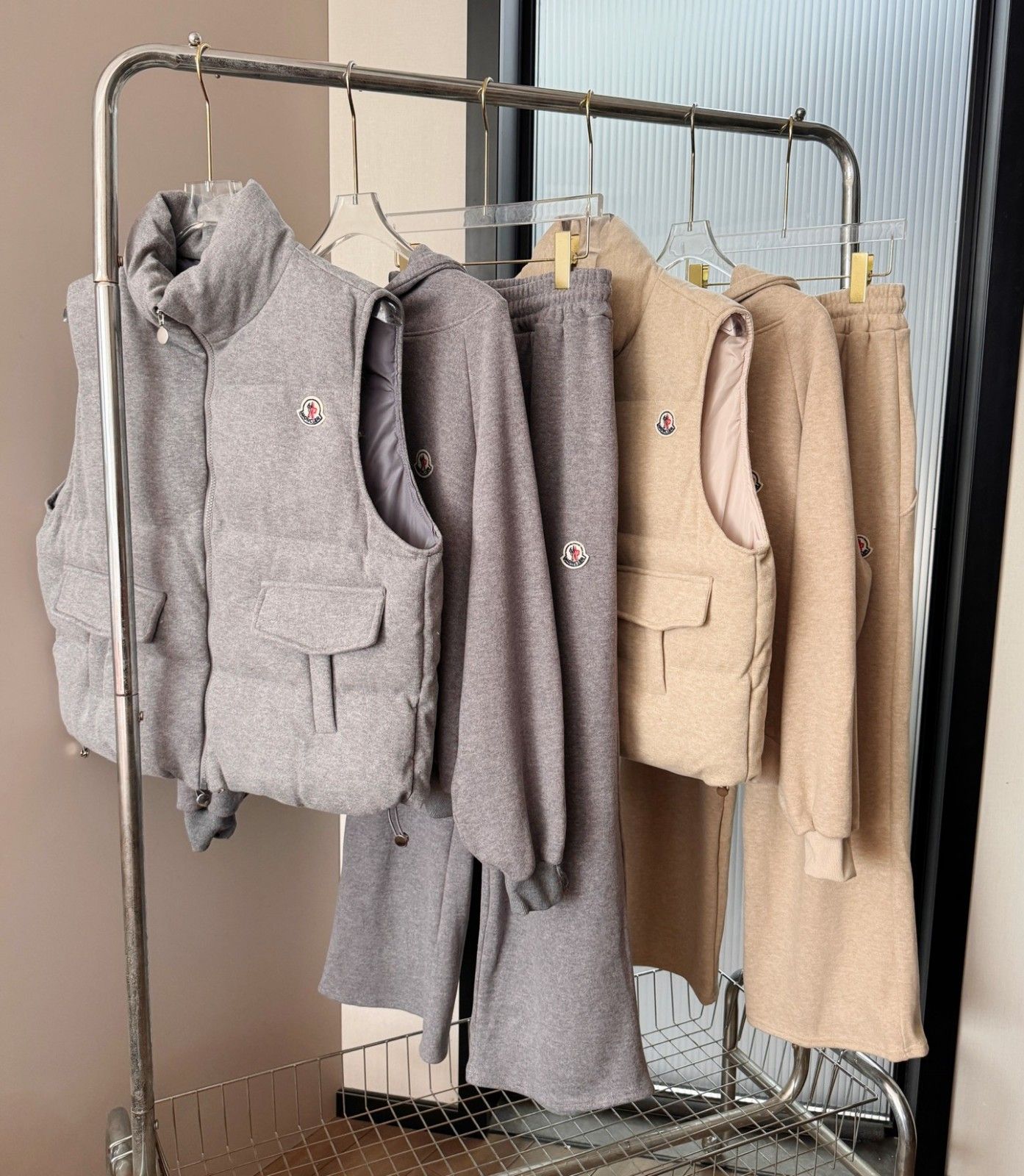 モンクレール ベスト・パーカー・スウェットパンツのお得な3点セット A31926